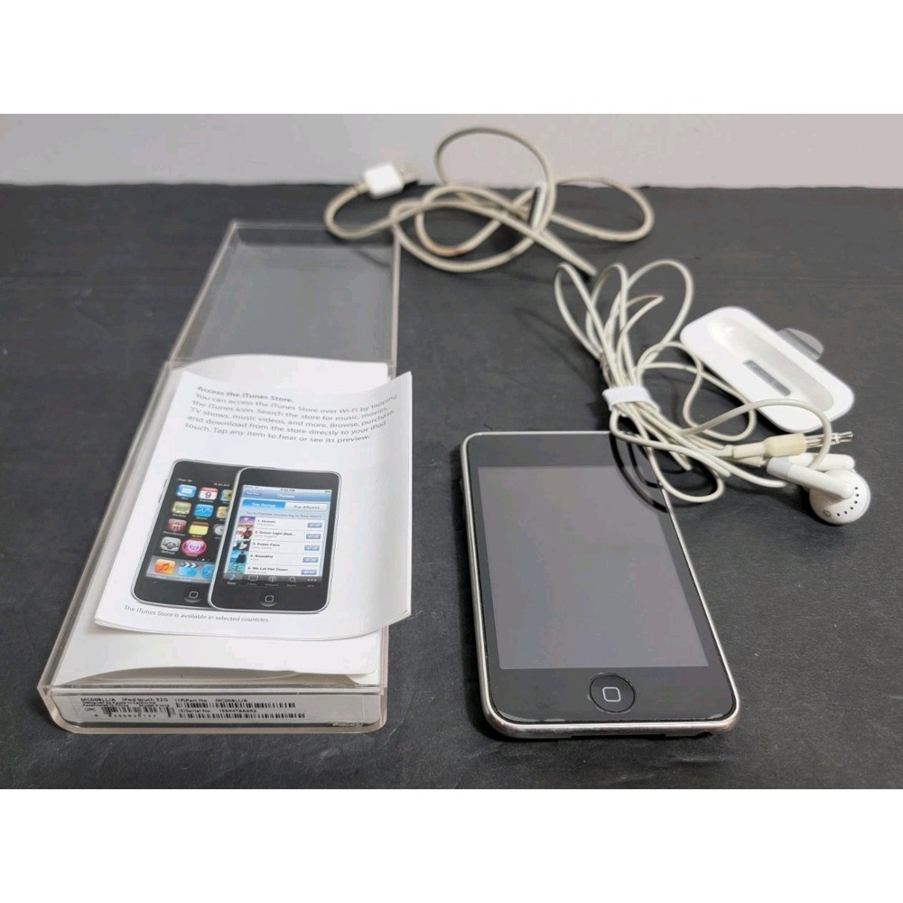Apple iPod Touch 3rd Generation 32GB Silver Media Player A1318 MC008LL/A
